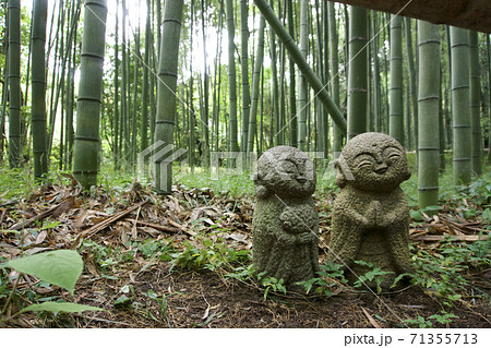 嵐山の竹林でニッコリとしたお地蔵さんの写真素材