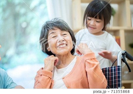 孫と遊ぶおばあちゃん 老人ホーム 孫と遊ぶおばあちゃん 老人ホーム 71355868