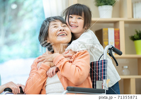 孫と遊ぶおばあちゃん 老人ホーム 孫と遊ぶおばあちゃん 老人ホーム 71355871