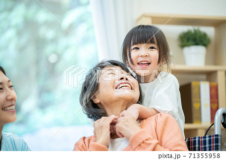 孫と遊ぶおばあちゃん　老人ホーム 71355958