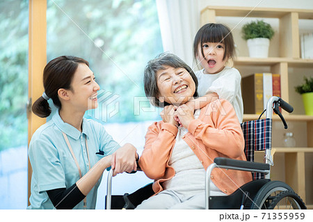 孫と遊ぶおばあちゃん　老人ホーム 71355959