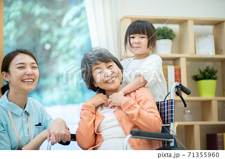 孫と遊ぶおばあちゃん　老人ホーム 71355960