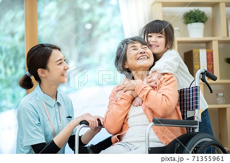 孫と遊ぶおばあちゃん　老人ホーム 71355961