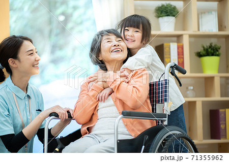 孫と遊ぶおばあちゃん　老人ホーム 71355962
