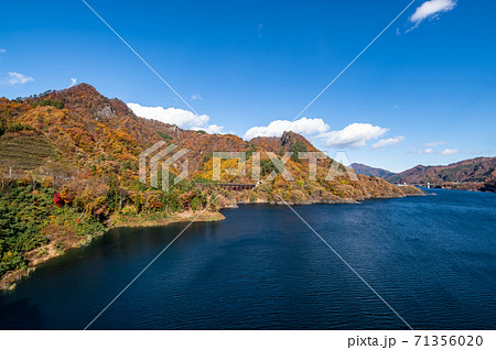 八ッ場あがつま湖と紅葉した山々 不動大橋からの見晴らし 超広角　2020.11　b-1 71356020