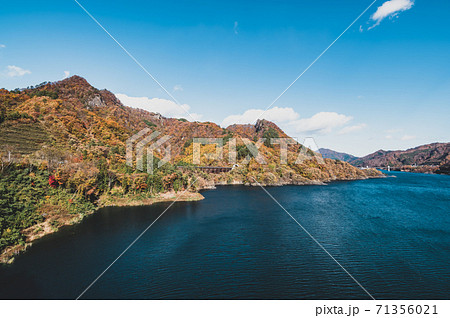 八ッ場あがつま湖と紅葉した山々 不動大橋からの見晴らし 超広角　2020.11　b-2 フィルム調 71356021