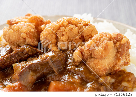 唐揚げカレー(鶏唐揚げトッピングビーフカレーライス)。 唐揚げカレー(鶏唐揚げトッピングビーフカレーライス)。 71356128