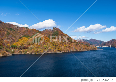 八ッ場あがつま湖と紅葉した山々 不動大橋からの見晴らし　2020.11　d-1 71356217