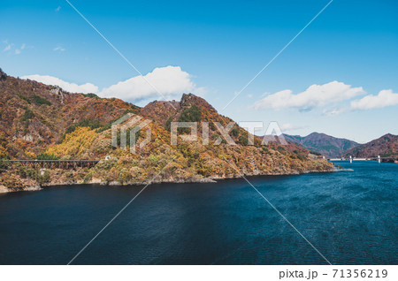 八ッ場あがつま湖と紅葉した山々 不動大橋からの見晴らし　2020.11　d-2 フィルム調 71356219