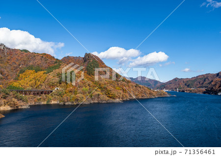 八ッ場あがつま湖と紅葉した山々 不動大橋からの見晴らし　2020.11　e-1 71356461