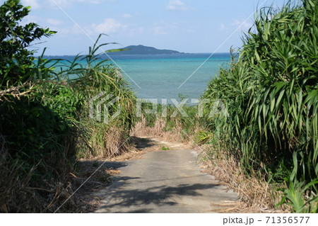 神々の島と呼ばれる大神島（宮古島） 71356577