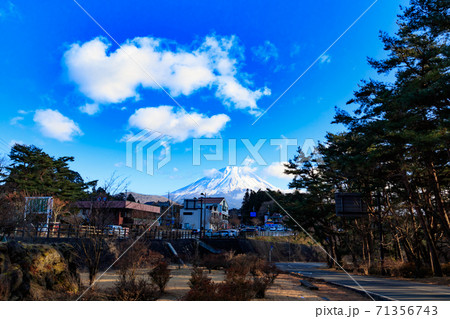 本栖湖の観光街から見えた富士山 71356743