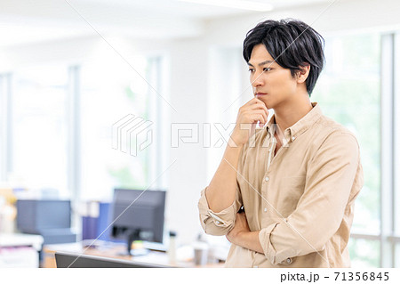 オフィスで部下に指示を出すビジネスマン オフィスで部下に指示を出すビジネスマン 71356845