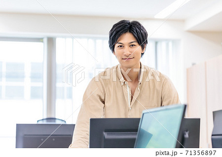 オフィスで部下に指示を出すビジネスマン 71356897