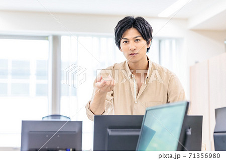 オフィスで部下に指示を出すビジネスマン オフィスで部下に指示を出すビジネスマン 71356980