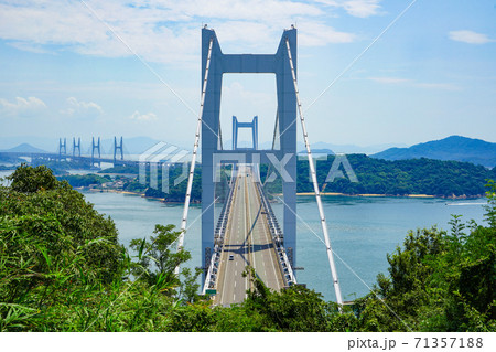 岡山県と香川県を結ぶ瀬戸大橋　瀬戸内の海と大きな吊り橋 71357188