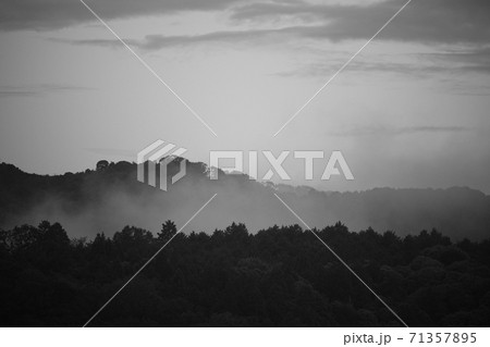 霞みがかった山(モノクロ) 霞みがかった山(モノクロ) 71357895