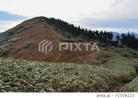 巻機山から前巻機山と避難小屋の眺め 71358221