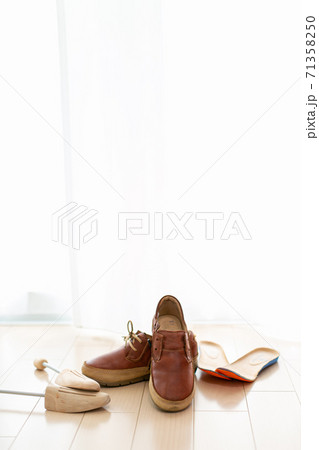 靴の手入れ 71358250