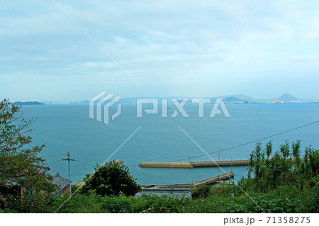 【香川】高見島 高台から見た街並みと瀬戸内海 【香川】高見島 高台から見た街並みと瀬戸内海 71358275