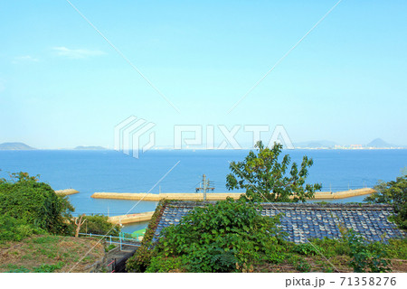 【香川】高見島 高台から見た街並みと瀬戸内海 【香川】高見島 高台から見た街並みと瀬戸内海 71358276