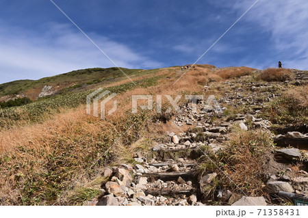 登山道から前巻機山の眺め 71358431