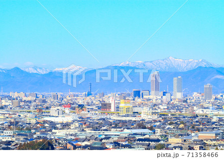 岐阜駅前高層ビル群と雪山の風景 岐阜駅前高層ビル群と雪山の風景 71358466