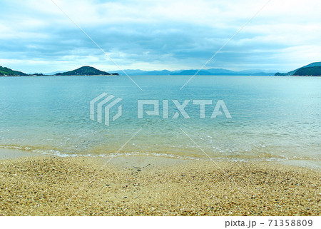 【香川】小豆島 曇天でも透明度の高いエメラルドグリーンの海 【香川】小豆島 曇天でも透明度の高いエメラルドグリーンの海 71358809