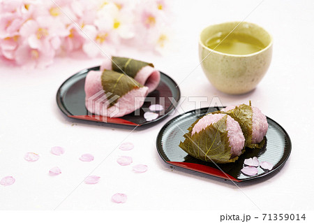 春の和菓子桜餅_道明寺餅と長明寺餅 71359014