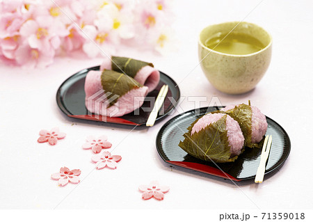 春の和菓子桜餅_道明寺餅と長明寺餅 春の和菓子桜餅_道明寺餅と長明寺餅 71359018