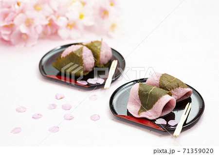 春の和菓子桜餅_道明寺餅と長明寺餅 71359020