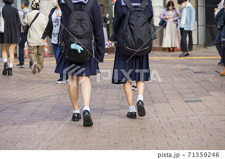 丈の短いソックスを履く女子高生の足元 丈の短いソックスを履く女子高生の足元 71359246