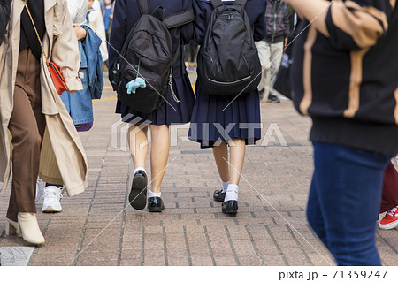 丈の短いソックスを履く女子高生の足元 丈の短いソックスを履く女子高生の足元 71359247