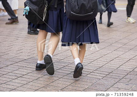 丈の短いソックスを履く女子高生の足元の写真素材