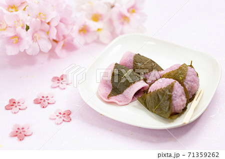 春の和菓子桜餅 道明寺餅と長明寺餅の写真素材