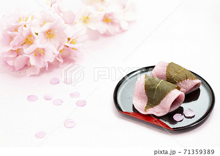 春の和菓子桜餅 関東風長明寺餅の写真素材