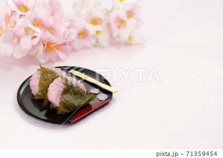 春の和菓子桜餅_関西風道明寺餅 71359454