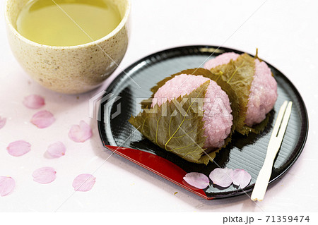 春の和菓子桜餅_関西風道明寺餅 71359474