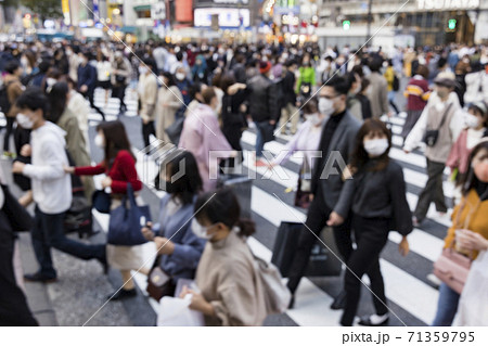 コロナ禍で渋谷スクランブル交差点を歩く人たちのボカシ写真 コロナ禍で渋谷スクランブル交差点を歩く人たちのボカシ写真 71359795