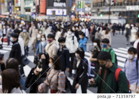 コロナ禍で渋谷スクランブル交差点を歩く人たちのボカシ写真 71359797