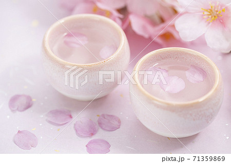 桜の花びらが浮いている日本酒_お猪口 桜の花びらが浮いている日本酒_お猪口 71359869
