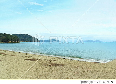 香川 直島 琴弾地海水浴場の砂浜と透明度の高い海の写真素材