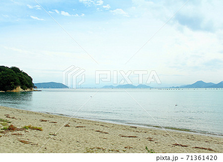 香川 直島 琴弾地海水浴場の砂浜と透明度の高い海の写真素材