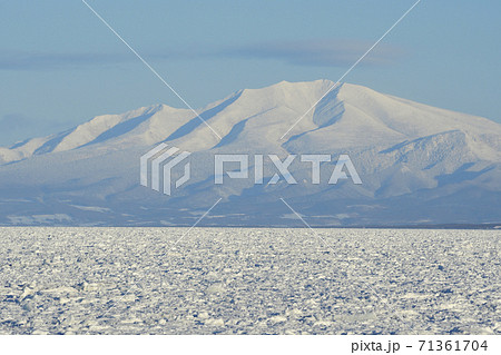JR釧網本線北浜駅からの流氷越しの知床連山 71361704