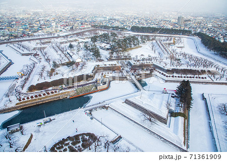 雪の積もった北海道の五稜郭 71361909