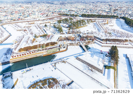 雪の積もった北海道の五稜郭 71362629