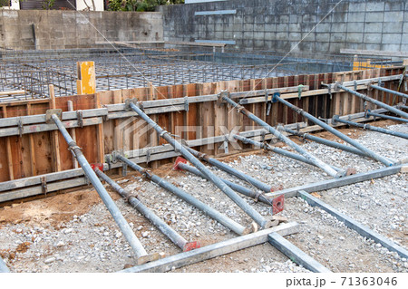 一戸建ての基礎工事が始まった工事現場 一戸建ての基礎工事が始まった工事現場 71363046
