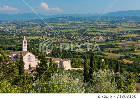 イタリア　アッシジのサンタ・キアラ聖堂 71363150