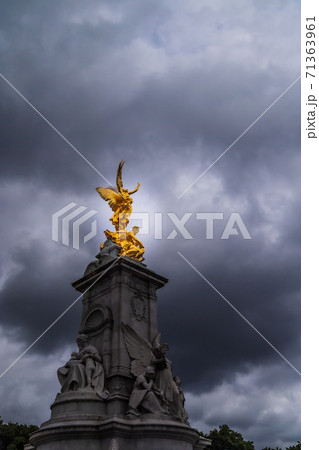 イギリス　ロンドン　バッキンガム宮殿 71363961