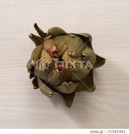 cooked artichoke seasoned with paprika 71365491